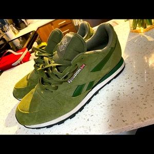 Reebok classics very stylish great for summer !